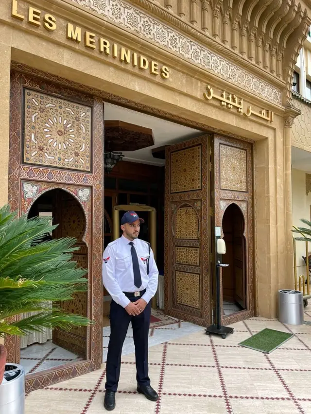 Agent EDSA Services en poste à l’entrée d’un établissement