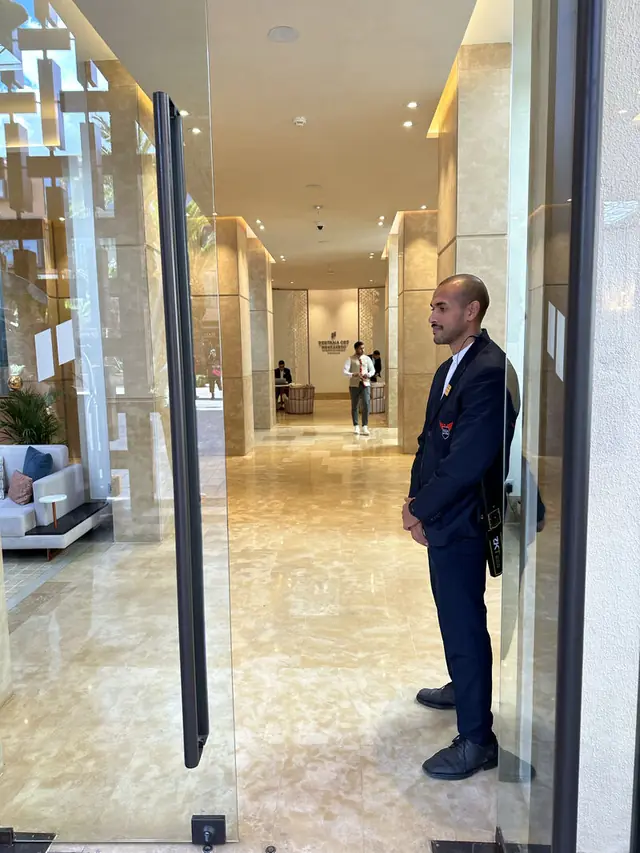 Agent EDSA Services en poste dans un hall d’accueil