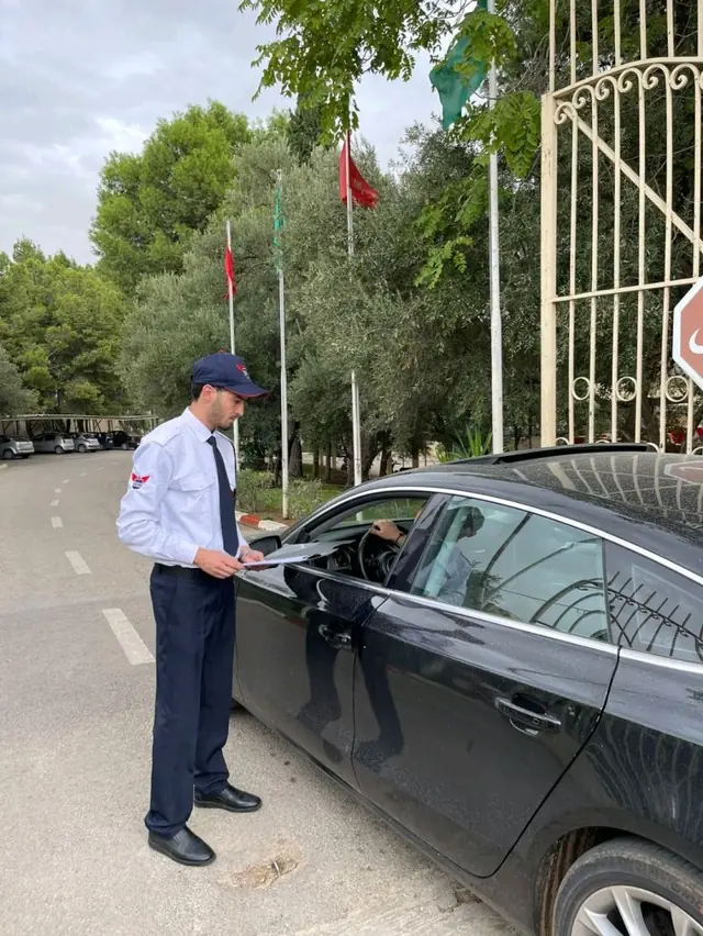 Agent EDSA Services contrôlant l’accès d’un véhicule à l’entrée d’un site