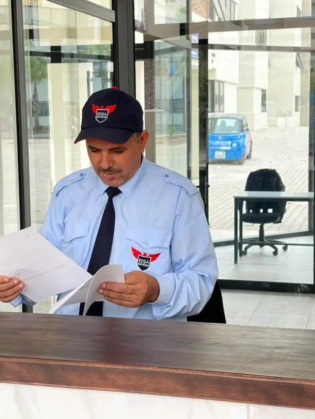 Agent EDSA Services à l’accueil d’un bâtiment